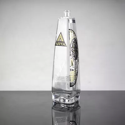 A thirst bottle with screen printing and 750 ml glass material