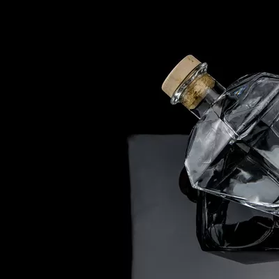 Popular design Super Flint 700ml vodka glass bottle with cork stopper and transparent glass