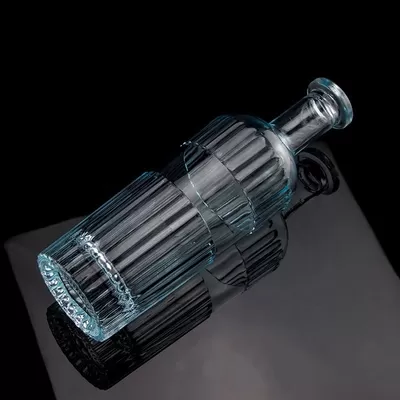 漂亮的浅蓝色750毫升75cl竖条伏特加瓶，盖子是透明玻璃制成